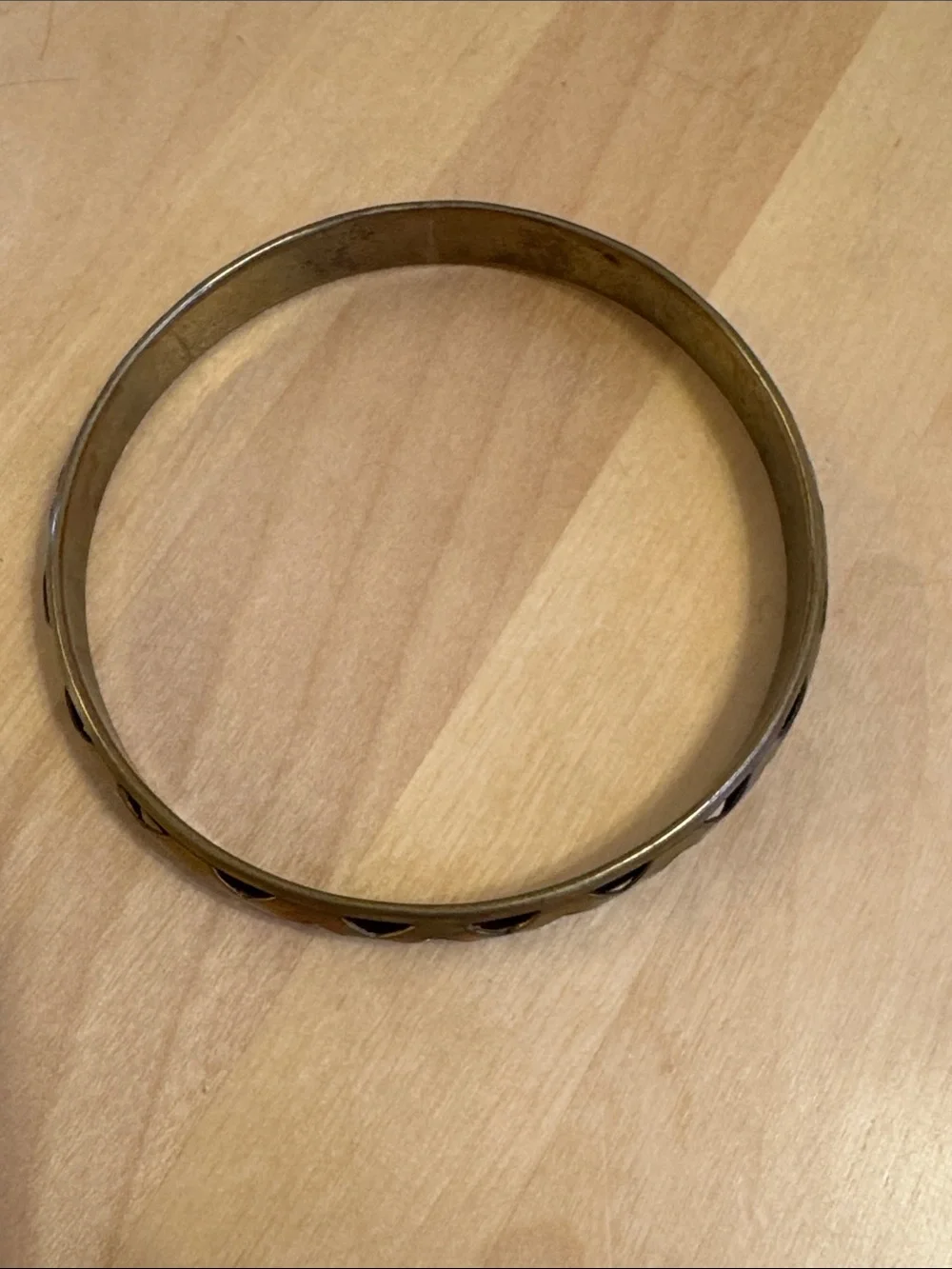 VTG hollow brass bangle w/distinct lattice design cutout